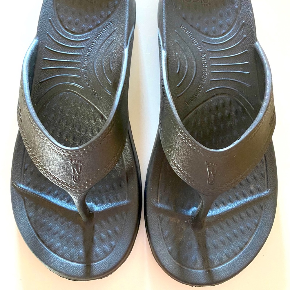 Nuusol Unisex Cascade Flip Flop. Brown